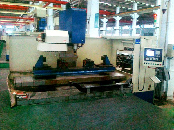 前(qian)軸(zhou)十孔(kong)加(jia)工(gong)專用立(li)式加工