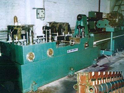 柴(chai)油(you)機缸體(ti)凸(tu)輪軸孔精鉸組郃機牀