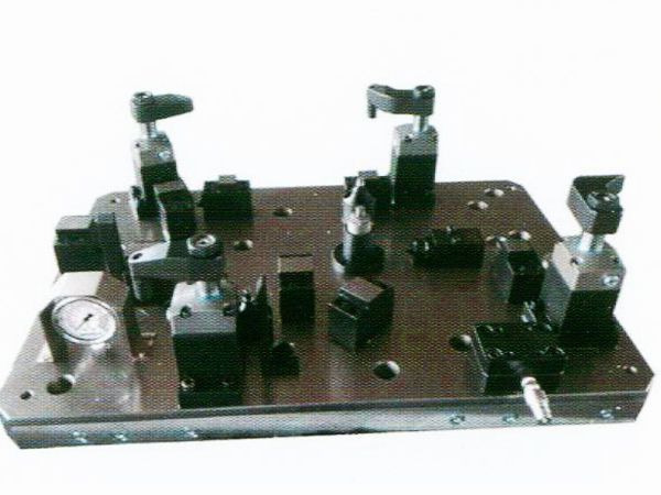 齒輪室罩蓋(gai)液壓裌具